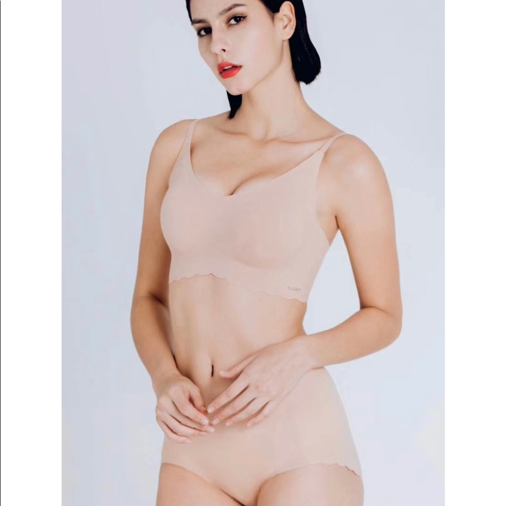 Comfort and body hugging push up wireless bra set